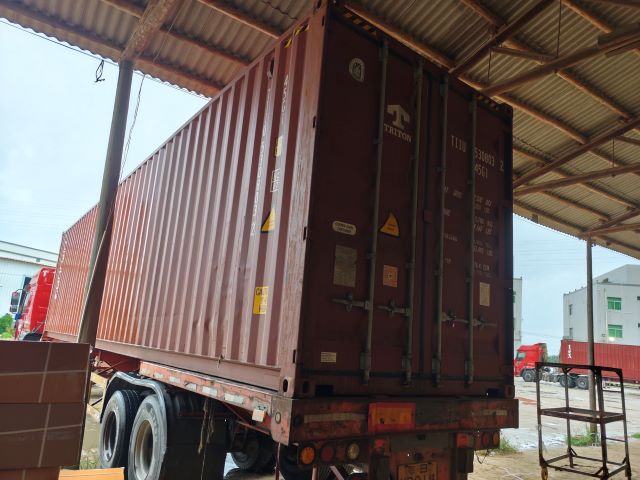Supervision of container loading for foreign trade, to avoid risks in cargo transportation