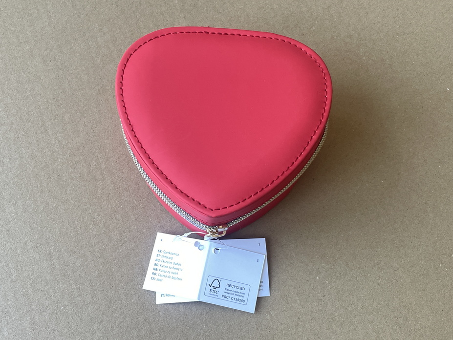 The third-party inspection process for the love jewelry box, ensuring the quality of the jewelry packaging